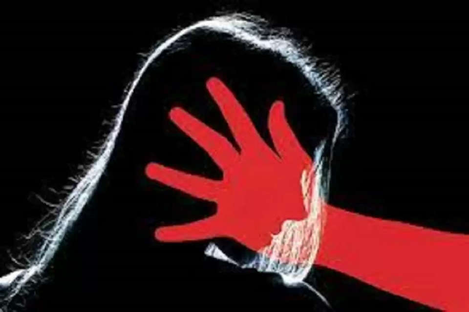 हिमाचल प्रदेश के ऊना जिला में महिला के साथ जबरन अप्राकृतिक यौन संबंध बनाने का मामला सामने आया है। इस संबंध में महिला ने पुलिस के पास शिकायत पत्र भी सौंपा है। महिला ने शिकायत में कहा है कि उसके पति उसके साथ जबरन अप्राकृतिक यौन संबंध बनाता है। इसके साथ ही उसने चार साल की मासूम बच्ची के साथ अश्लील हरकतें करने का भी आरोप लगाया है। महिला ने पति के साथ ही ससुराल के अन्य लोगों पर भी छेड़छाड़ करने के आरोप लगाए हैं।