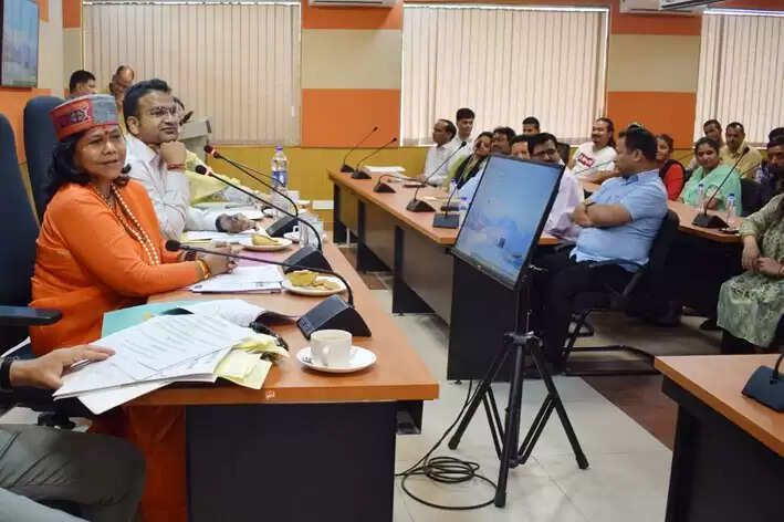 Sadhvi Niranjan Jyoti in Dharamshala केंद्रीय राज्य खाद्य आपूर्ति, सार्वजनिक वितरण प्रणाली एवं ग्रामीण विकास मंत्री साध्वी निरंजन ज्योति ने कहा कि केंद्र की मोदी सरकार ने आत्मनिर्भर भारत की परिकल्पना को पूर्ण करेगी। गत आठ वर्षों के कार्यकाल में केंद्र सरकार ने अनेकों कार्यक्रम तथा कल्याणकारी योजनाओं आरंभ की हैं जिससे गरीबों तथा पात्र लोगों की जीवन यापन में सुधार हुआ है। उन्होंने कहा कि विभिन्न योजनाओं के तहत लाभार्थियों को धनराशि सीधे उनके खातों में हस्तांतरित हो रही है।