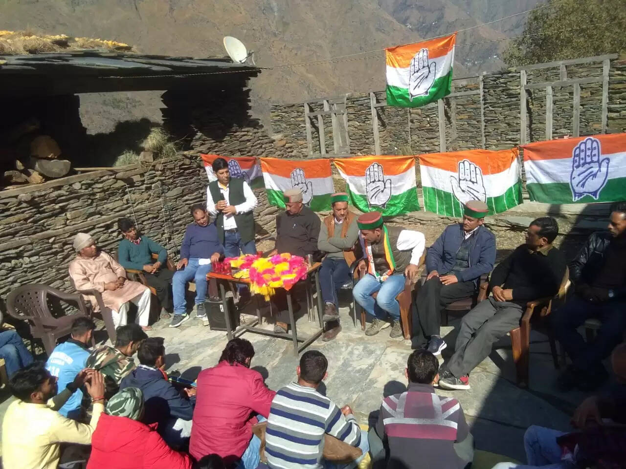 कांग्रेस नेताओं ने बुधवार को दुनाली, गैहरा, प्यूहरा और होली में मंडी लोकसभा सीट से कांग्रेस प्रत्याशी प्रतिभा सिंह के पक्ष में नुक्कड़ सभाएं कर समर्थन मांगा।