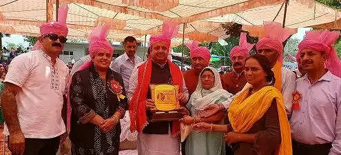 ग्रामीण विकास, पंचायती राज और कृषि मंत्री वीरेन्द्र कंवर