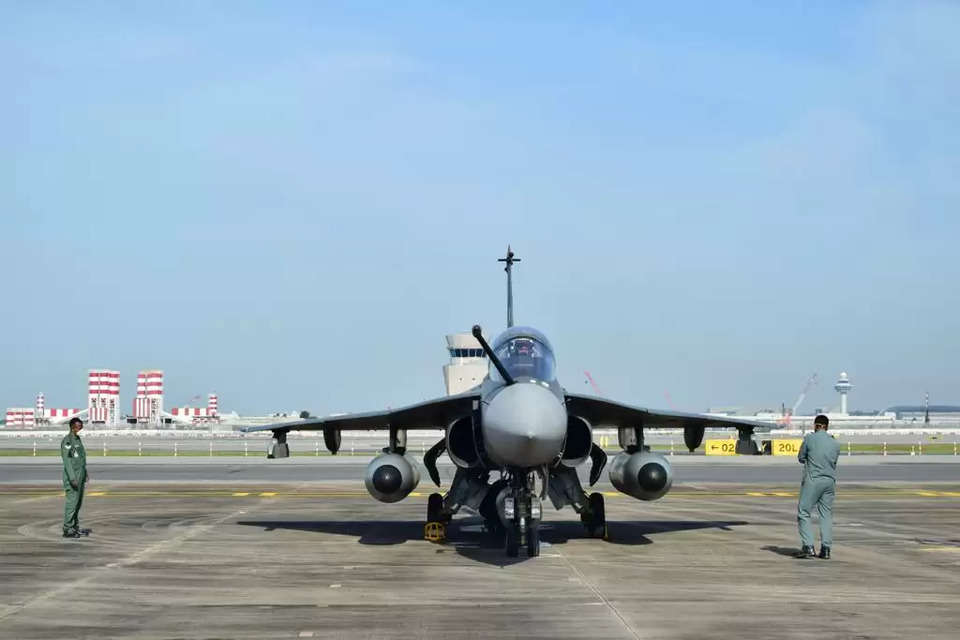 Tejas Singapore Air Show: सिंगापुर में एयर शो का आयोजन होने जा रहा है, जिसमें स्वदेशी भारतीय लड़ाकू विमान तेजस भी हिस्सा ले रहा है। आसमान में गरजना करने के साथ तेजस भारत की ताकत दिखाएगा।