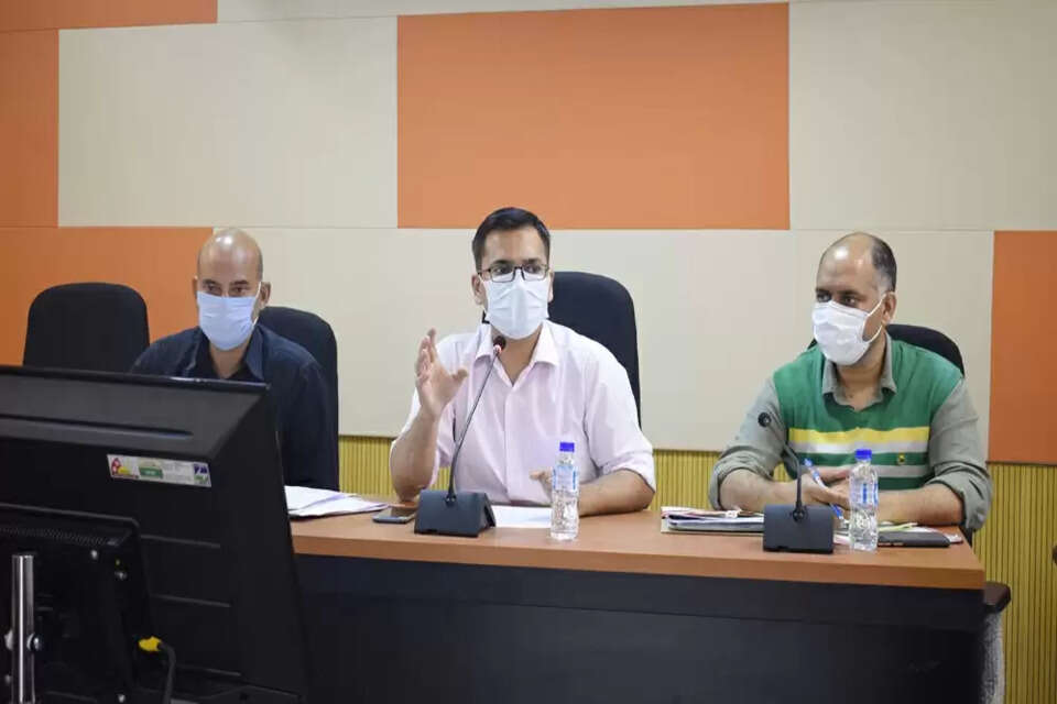 केन्द्र सरकार का श्रम और रोजगार मंत्रालय असंगठित कामगारों का राष्ट्रीय डेटाबेस तैयार कर रहा है जो प्रत्येक असंगठित कामगार को पहचान पत्र जारी करेगा जिसमें एक विशिष्ट पहचान संख्या होगी।