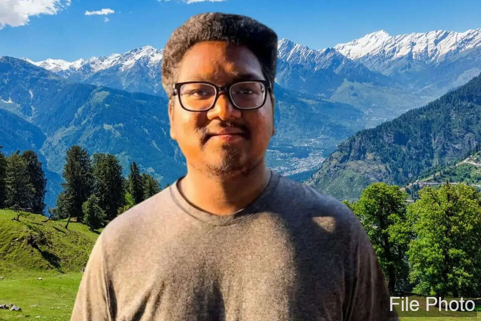 हिमाचल प्रदेश की पर्यटन नगरी मनाली में एक दुखद घटना सामने आई है। झारखंड के पूर्व मुख्यमंत्री चंपई सोरेन के 22 वर्षीय पोते वीर सोरेन की एक होमस्टे में संदिग्ध परिस्थितियों में मौत हो गई है। बाबूलाल सोरेन के पुत्र वीर सोरेन अपने दोस्तों के साथ मनाली की वादियों का आनंद लेने आए थे, लेकिन यह यात्रा एक बड़े हादसे में बदल गई।