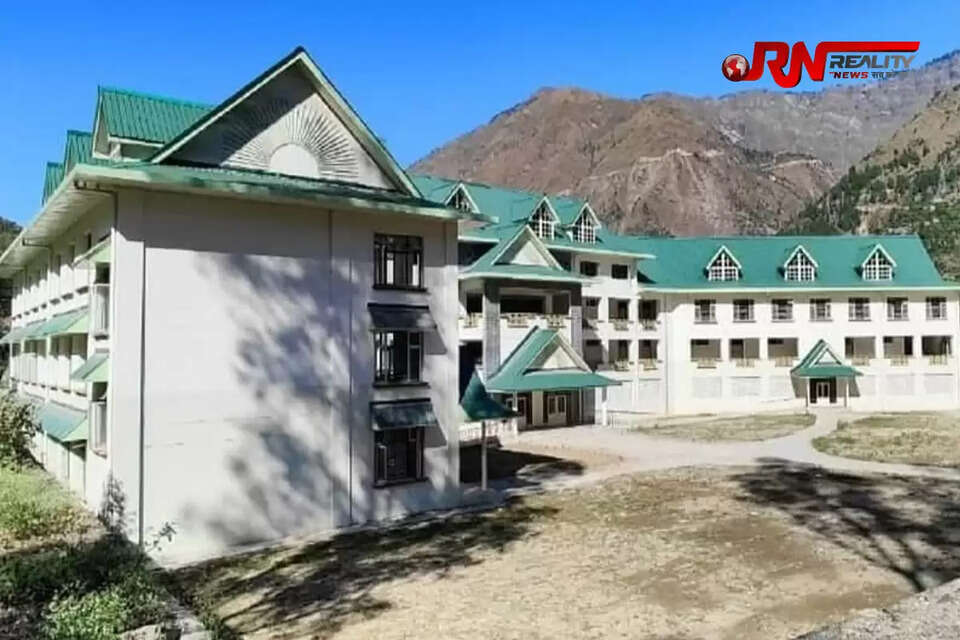 जिला मंडी के द्रंग विधानसभा क्षेत्र के लिए सोमवार का दिन एक ऐतिहासिक उपलब्धि लेकर आया। यहां के राजकीय महाविद्यालय, पनारसा को अपनी स्थापना के 10 साल बाद आखिरकार अपना भवन मिल गया। मुख्यमंत्री सुखविंद्र सिंह सुक्खू ने आज 5 करोड़ रुपये की लागत से बने इस अत्याधुनिक कॉलेज भवन का विधिवत उद्घाटन किया।  इस अवसर पर कॉलेज के विद्यार्थियों और स्थानीय लोगों में अपार खुशी देखी गई। उल्लेखनीय है कि इस महाविद्यालय का शुभारंभ 2015 में तत्कालीन मुख्यमंत्री स्व. वीरभद्र सिंह ने किया था। ज़रूर, पनारसा कॉलेज वाले समाचार के लिए कीवर्ड्स यहाँ दिए गए हैं:  *(कुल लंबाई 500 कैरेक्टर से कम)*  `पनारसा कॉलेज भवन उद्घाटन, द्रंग न्यूज मंडी, सीएम सुक्खू मंडी दौरा, राजकीय महाविद्यालय पनारसा, वीरभद्र सिंह, दयोेरी स्कूल भवन, प्रियंका गांधी हिमाचल, शिक्षा विभाग हिमाचल, मंडी ताजा खबर, Panarsa College building inauguration, Drang Mandi news, CM Sukhu Mandi visit, Govt College Panarsa, Deyori School building, Priyanka Gandhi Himachal, Mandi latest news`