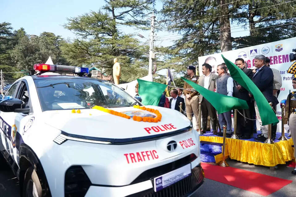 मुख्यमंत्री सुखविंद्र सिंह सुक्खू ने प्रदेश में सड़क सुरक्षा को मजबूत करने और नशाखोरी पर नकेल कसने के लिए मंगलवार को बड़ा कदम उठाया। उन्होंने शिमला के चौड़ा मैदान से 66 पेट्रोलिंग वाहनों को हरी झंडी दिखाकर रवाना किया। इन वाहनों में 35 इलेक्ट्रिक वाहन, 14 इंटरसेप्टर, 10 रैकर और 7 डब्ल्यूडी डीजल वाहन शामिल हैं।