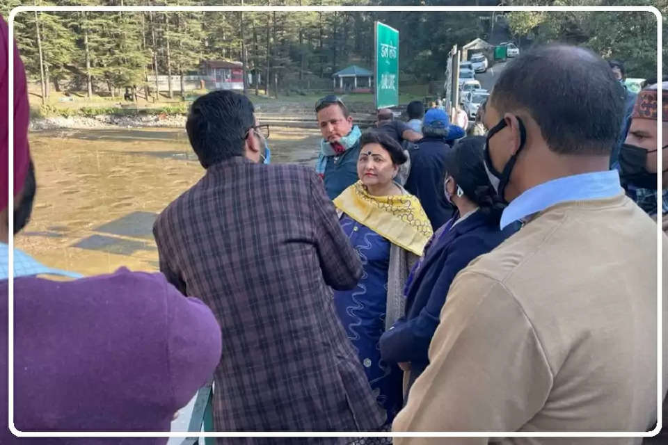 सामाजिक न्याय एवं अधिकारिता मंत्री सरवीन चौधरी ने धर्मशाला के नड्डी में डल झील का निरीक्षण किया। इस दौरान उन्होंने डल झील में चल रहे विकास कार्यों का जायजा लिया।