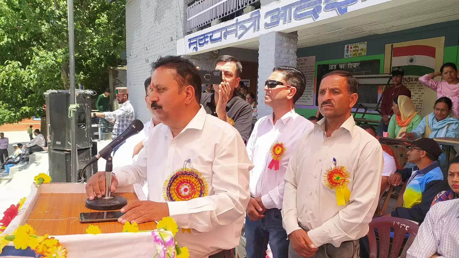 जनजातीय क्षेत्र भरमौर के राजकीय वरिष्ठ माध्यमिक पाठशाला खणी में चल रही अंडर-19 खेलकूद (लड़कियां) प्रतियोगिता शनिवार को संपन्न हो गई। प्रतियोगिता में भरमौर जोन के 25 स्कूलों की 250 छात्राओं ने भाग लिया। प्रतियोगिता के समापन अवसर पर उपशिक्षा निदेशक (उच्च) प्यार सिंह चाढ़क बतौर मुख्यातिथि उपस्थित हुए। मुख्यातिथि ने प्रतियोगिता में भाग लेने वाली प्रतिभागियों को सम्बोधित करते हुए कहा कि बदलते समय के साथ लड़कों के साथ-साथ लड़कियों की खेलकूद गतिविधियों में भागीदारी बढ़ रही है।