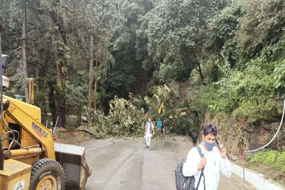 शिमला सड़क भूस्खलन। 