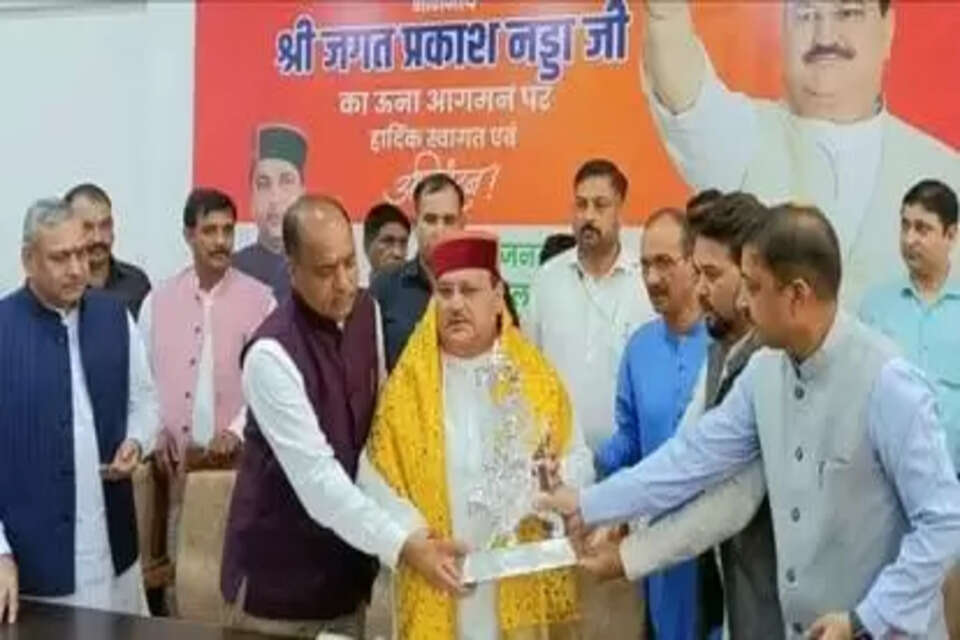 भाजपा के राष्ट्रीय अध्यक्ष जगत प्रकाश नड्डा को मां दुर्गा की प्रतिमा भेंट करते मुख्यमंत्री 