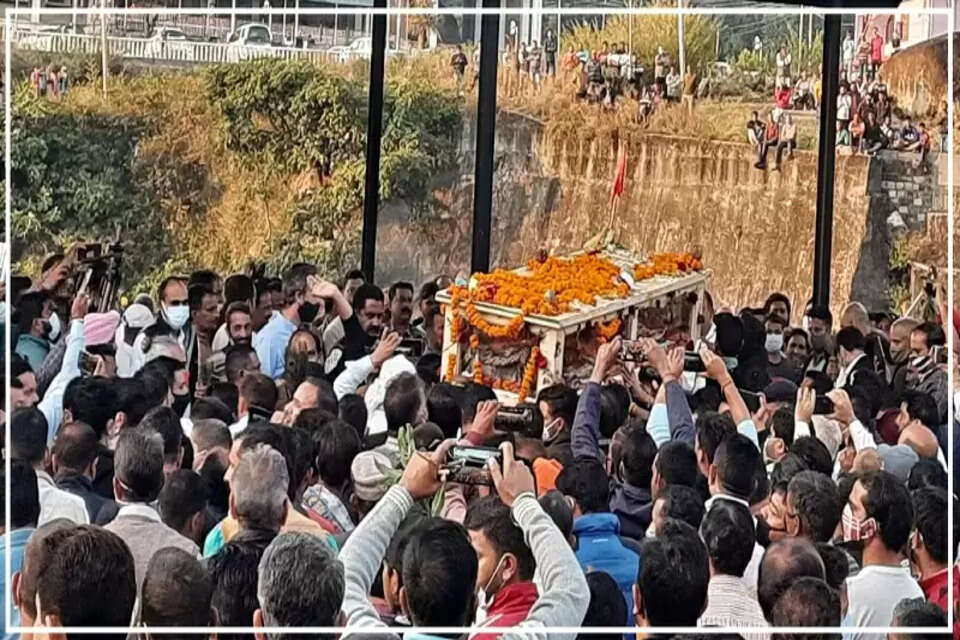 दिवंगत बाली (GS Bali)  का अंतिम संस्कार चामुंडा शक्तिपीठ स्थित नंदिकेश्वर धाम के श्मशानघाट में पूरे राजकीय सम्मान के साथ किया गया।