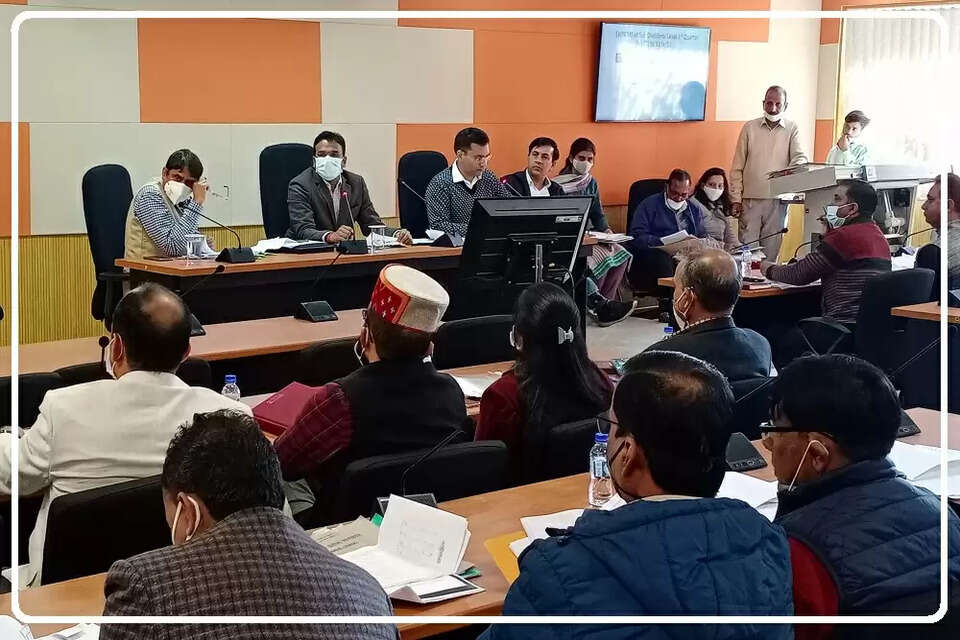 डॉ. निपुण जिंदल (DC Dr. Nipun Jindal) ने अधिकारियों को निर्देश दिए कि भूमि संबंधित लंबित मामलों के शीघ्र निपटारे के लिए उचित कदम उठाएं, ताकि लोगों को बार-बार तहसीलों के चक्कर नहीं काटने पड़ें।