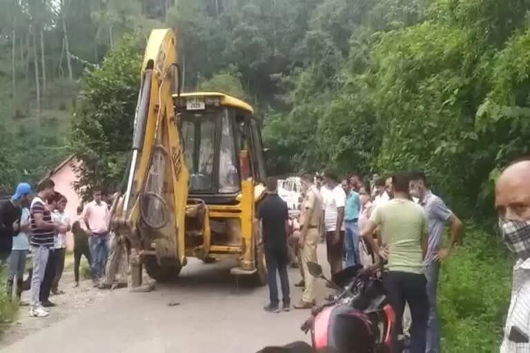 मंदिर जा रही महिला जेसीबी के टायर ने नीचे आई, मौत
