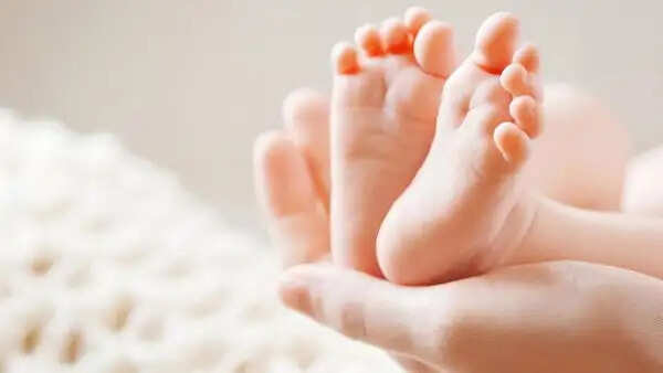 Girl gives Birth with help of YouTube Videos