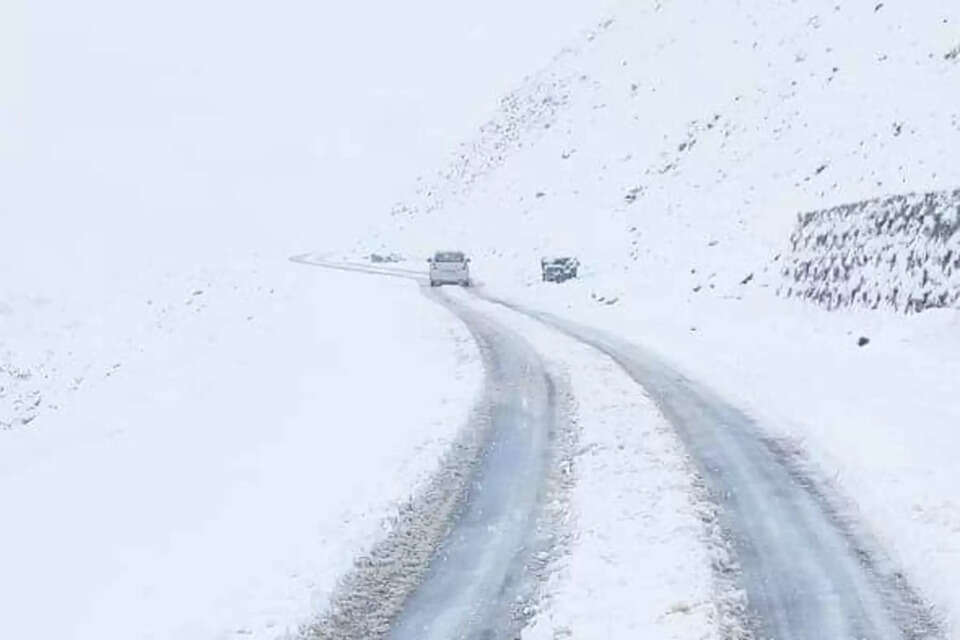 बारालाचा टॉप पर लगातार हो रही बर्फबारी को देखते हुए   एनएच-003 (मनाली-लेह हाईवे) दारचा से सरचू और इसके विपरीत सभी प्रकार के वाहनों की आवाजाही हेतु बंद है। Snowfall Himachal  