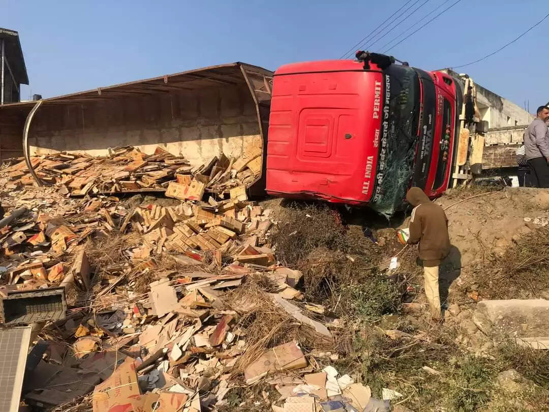  हिमाचल प्रदेश के जिला ऊना (Accident in Una) वीरवार सुबह बड़ा हादसा होते-होते बच गया। जिला ऊना के गगरेट (Gagret) में एक बेकाबू ट्रक ने सुबह-सुबह स्कूल जा रही दो छात्राओं को रौंद दिया। 