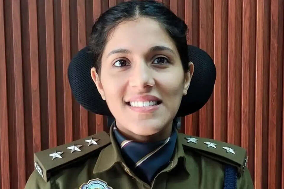 हिमाचल प्रदेश राज्य सतर्कता एवं भ्रष्टाचार रोधी ब्यूरो (SV&ACB) की उत्तरी रेंज, धर्मशाला में इन दिनों प्रशासनिक खींचतान और कामकाज के संकट ने विभाग की कार्यप्रणाली पर सवाल खड़े कर दिए हैं। उत्तरी रेंज की पुलिस अधीक्षक (SP) अदिति सिंह (IPS) की बार-बार की छुट्टियों और कार्यालय से लंबी अनुपस्थिति के कारण ब्यूरो का कामकाज बुरी तरह प्रभावित हो रहा है। स्थिति की गंभीरता को देखते हुए विजिलेंस के महानिदेशक (DGP) अशोक तिवारी ने एक कड़ा कार्यालय आदेश जारी कर व्यवस्था में बड़ा बदलाव किया है।  Himachal Vigilance Bureau Official Order Feb 2026 SP Aditi Singh Leave Details