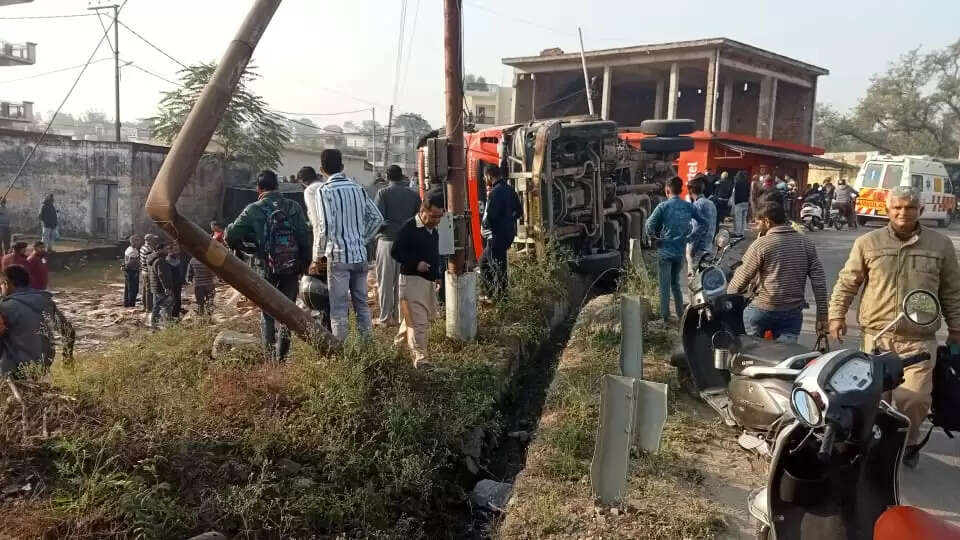 हिमाचल प्रदेश के जिला ऊना (Accident in Una) वीरवार सुबह बड़ा हादसा होते-होते बच गया। जिला ऊना के गगरेट (Gagret) में एक बेकाबू ट्रक ने सुबह-सुबह स्कूल जा रही दो छात्राओं को रौंद दिया।