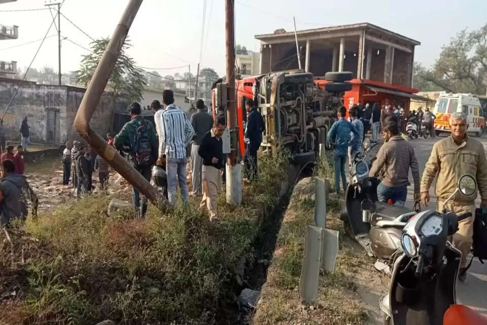  हिमाचल प्रदेश के जिला ऊना (Accident in Una) वीरवार सुबह बड़ा हादसा होते-होते बच गया। जिला ऊना के गगरेट (Gagret) में एक बेकाबू ट्रक ने सुबह-सुबह स्कूल जा रही दो छात्राओं को रौंद दिया। 