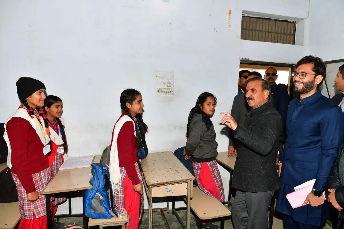 मुख्यमंत्री सुखविंद्र सिंह सुक्खू ने शनिवार को अचानक ऊना के गगरेट स्थित मरवाड़ी स्कूल में पहुंच गए है। मुख्यमंत्री शनिवार को ऊना के एक दिवसीय दौर पर थे। इस दौरान जब वह स्कूल में पहुंचे तो स्कूल के विद्यार्थियों के साथ ही स्कूल प्रबंधन ने भी मुख्यमंत्री के साथ कई मुद्दों पर चर्चा की। इस दौरान मुख्यमंत्री कक्षाओं में भी गए और विद्यार्थियों से बातचीत की।    मुख्यमंत्री ने मरवाड़ी स्कूल के खेल मैदान को चौड़ा करने के लिए 10 लाख रुपये देने की घोषणा की। 