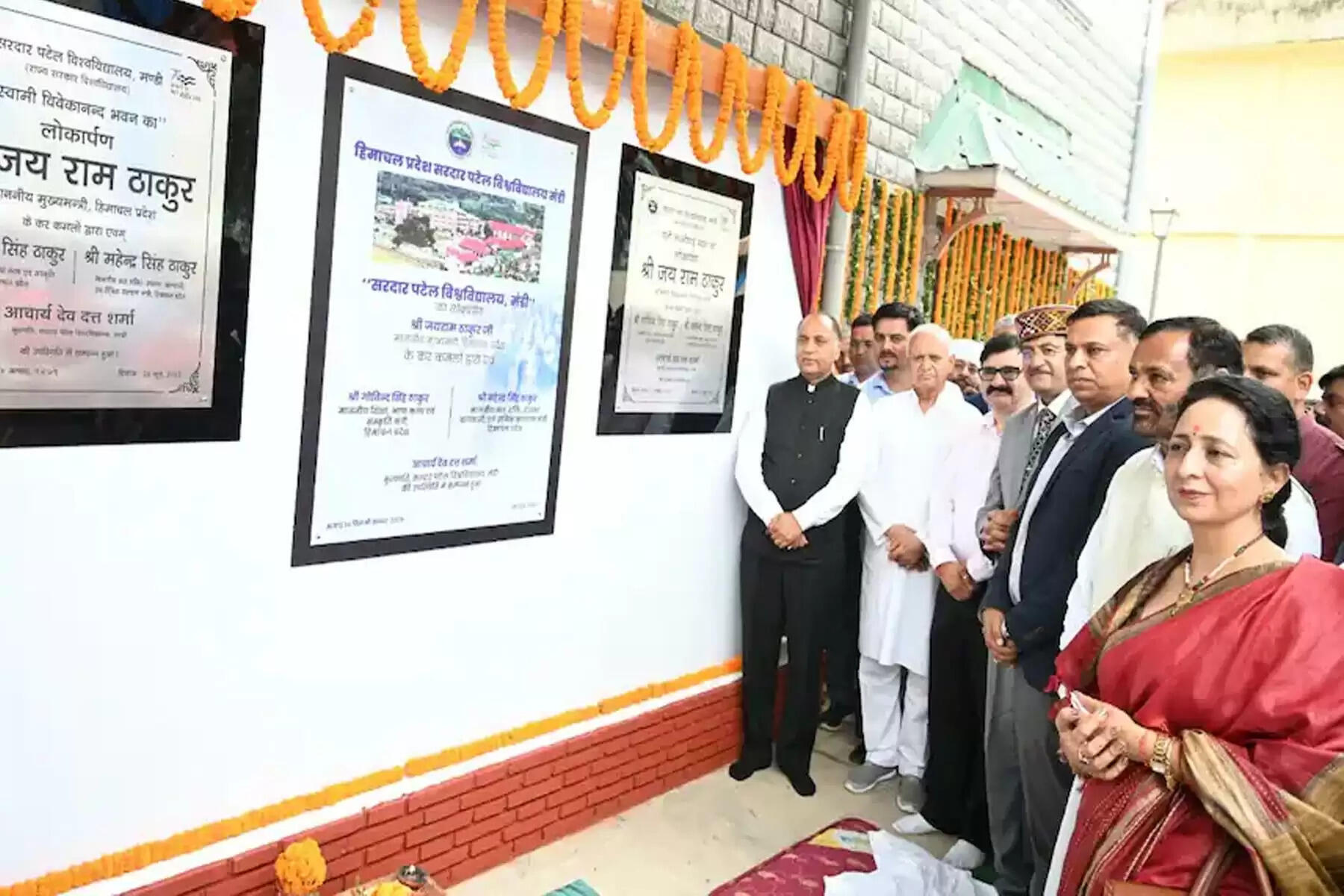 हिमाचल प्रदेश में अब एक और यूनिवर्सिटी खुल गई है। हिमाचल प्रदेश के गठन के 52 वर्षों बाद मंगलवार को हिमाचल को दूसरी यूनिवर्सिटी की सौगात मिली। मंडी जिला में मुख्यमंत्री जयराम ठाकुर ने मंगलवार को प्रदेश की दूसरी यूनिवर्सिटी का विधिवत रूप से शुभारंभ किया। हिमाचल प्रदेश की इस यूनिवर्सिटी को सरदार पटेल यूनिवर्सिटी के नाम से जाना जाएगा। हिमाचल प्रदेश के सभी कॉलेज को अब हिमाचल प्रदेश की दो यूनिवर्सिटीज में विभाजित कर दिया गया है। सरदार पटेल यूनिवर्सिटी के अधीन पांच जिलों के 140 कॉलेज होंगे। सरदार पटेल यूनिवर्सिटी के अधीन आने वाले कॉलेजों में मंडी, कुल्लू, लाहौल-स्पीति, चम्बा और कांगड़ा जिला के सभी सरकारी और नीजि कालेज शामिल हैं। सीएम जयराम ठाकुर ने यूनिवर्सिटी के शुभारंभ पर सभी को बधाई देते हुए कहा कि यह मंडी जिला के लिए बड़ी सौगात है। बता दें कि पहले मंडी में क्लस्टर यूनिवर्सिटी चल रही थी। लेकिन अब सरकार ने इसे एक संपूर्ण यूनिवर्सिटी का रूप दे दिया है। उन्होंने कहा कि मंडी का वल्लभ कॉलेज शिमला यूनिवर्सिटी के बाद दूसरा ऐसा संस्थान है, जहां पर बच्चों की संख्या सबसे ज्यादा है। जयराम ठाकुर ने कहा कि आज भी यहां 6700 बच्चे शिक्षा ग्रहण कर रहे हैं। उन्होंने बताया कि जब वे इस कालेज में पढ़ते थे तो उस वक्त भी 4500 बच्चे यहां शिक्षा ग्रहण करते थे। इसी बात को ध्यान में रखते हुए सरकार ने यहां पर संपूर्ण यूनिवर्सिटी को खोलने की सोची और आज से इसे विधिवत रूप से शुरू कर दिया गया है। जयराम ठाकुर ने बताया कि मंडी स्थित सरदार पटेल यूनिवर्सिटी जुलाई से शुरू होने वाले शैक्षणिक सत्र से अपना कार्य शुरू कर देगी। यूनिवर्सिटी के कैंपस के लिए कुछ स्थानों पर जगह का चयन किया गया है, लेकिन द्रंग विधानसभा क्षेत्र के तहत बाने वाले बासाधार में अधिक जमीन उपलब्ध होने के कारण, कैंपस को वहां पर बनाने पर विचार किया जा रहा है। उन्होंने बताया कि अभी वल्लभ कॉलेज परिसर में स्थित क्लस्टर यूनिवर्सिटी के भवन से इसका संचालन होगा और यहां पर 25 करोड़ की लागत से एक अन्य भवन का निर्माण भी किया जा रहा है। इस मौके पर शिक्षा मंत्री गोबिंद सिंह ठाकुर, जल शक्ति मंत्री महेंद्र सिंह ठाकुर, जिला के सभी विधायक, यूनिवर्सिटी के अधिकारी, प्रशासनिक अधिकारी और भाजपा नेता मौजूद रहे।