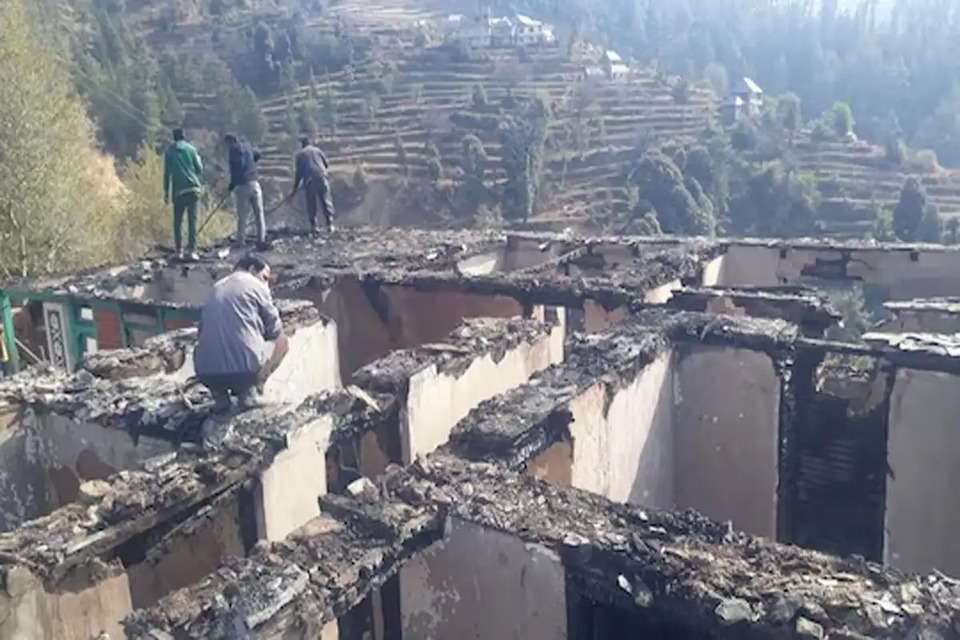 हिमाचल प्रदेश के चार जिलों में बीते दो दिनों में भीषण अग्निकांड में चार घर जल कर राख हो गए। यह घटनाएं हिमाचल प्रदेश की राजधानी शिमला, किन्नौर, मंडी और सिरमौर जिले में हुई हैं। किन्नौर में हुए अग्निकांड में दो लोग जिंदा जल गए हैं।  Himachal Pradesh Fire incidents Sirmaur Shimla Kinnaur Mandi Casualties Nathpa village Nepali origin Tragic incident Sangla Thiog Shilai Vidhan Sabha Panoag village Sundarnagar Nihari tehsil Nehra village Relief assistance Financial aid Investigation