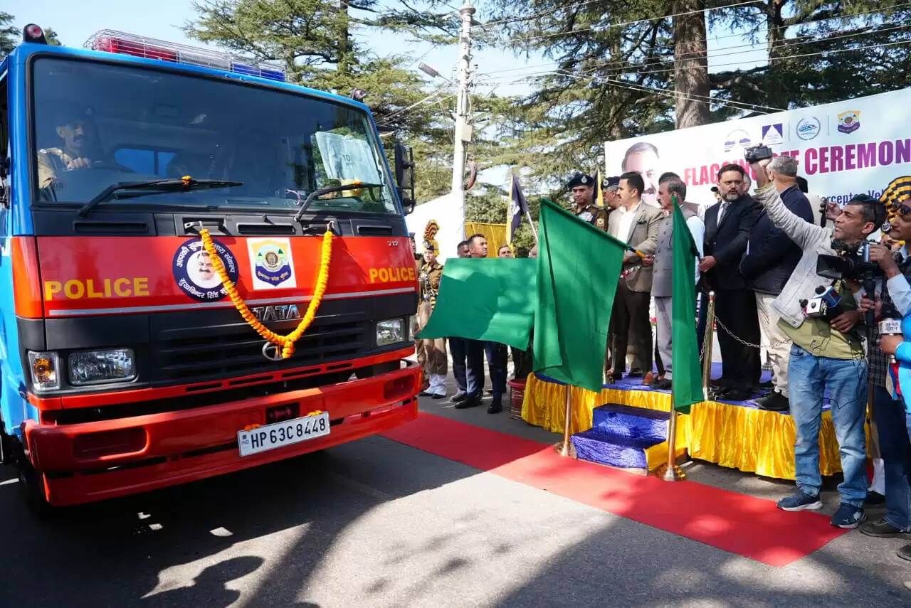 मुख्यमंत्री सुखविंद्र सिंह सुक्खू ने प्रदेश में सड़क सुरक्षा को मजबूत करने और नशाखोरी पर नकेल कसने के लिए मंगलवार को बड़ा कदम उठाया। उन्होंने शिमला के चौड़ा मैदान से 66 पेट्रोलिंग वाहनों को हरी झंडी दिखाकर रवाना किया। इन वाहनों में 35 इलेक्ट्रिक वाहन, 14 इंटरसेप्टर, 10 रैकर और 7 डब्ल्यूडी डीजल वाहन शामिल हैं।