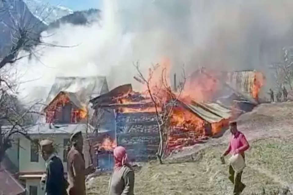 हिमाचल प्रदेश के किन्नौर जिला के कल्पा खंड के सापनी गांव में रविवार सुबह दो घरों में अचानक आग लगने से लाखों की संपत्ति जलकर राख हो गई। घटना में किसी भी तरह का जानी नुकसान नहीं हुआ है, परंतु दो परिवारों के मकानों सहित लाखों का सामान जल गया है। रविवार सुबह लगभग नौ बजे सापनी गांव के जितेंद्र के मकान में अचानक आग लग गई और यह आग फैलते-फैलते साथ लगते विनय सिंह व प्यारे लाल के मकान में भी फैल गई।