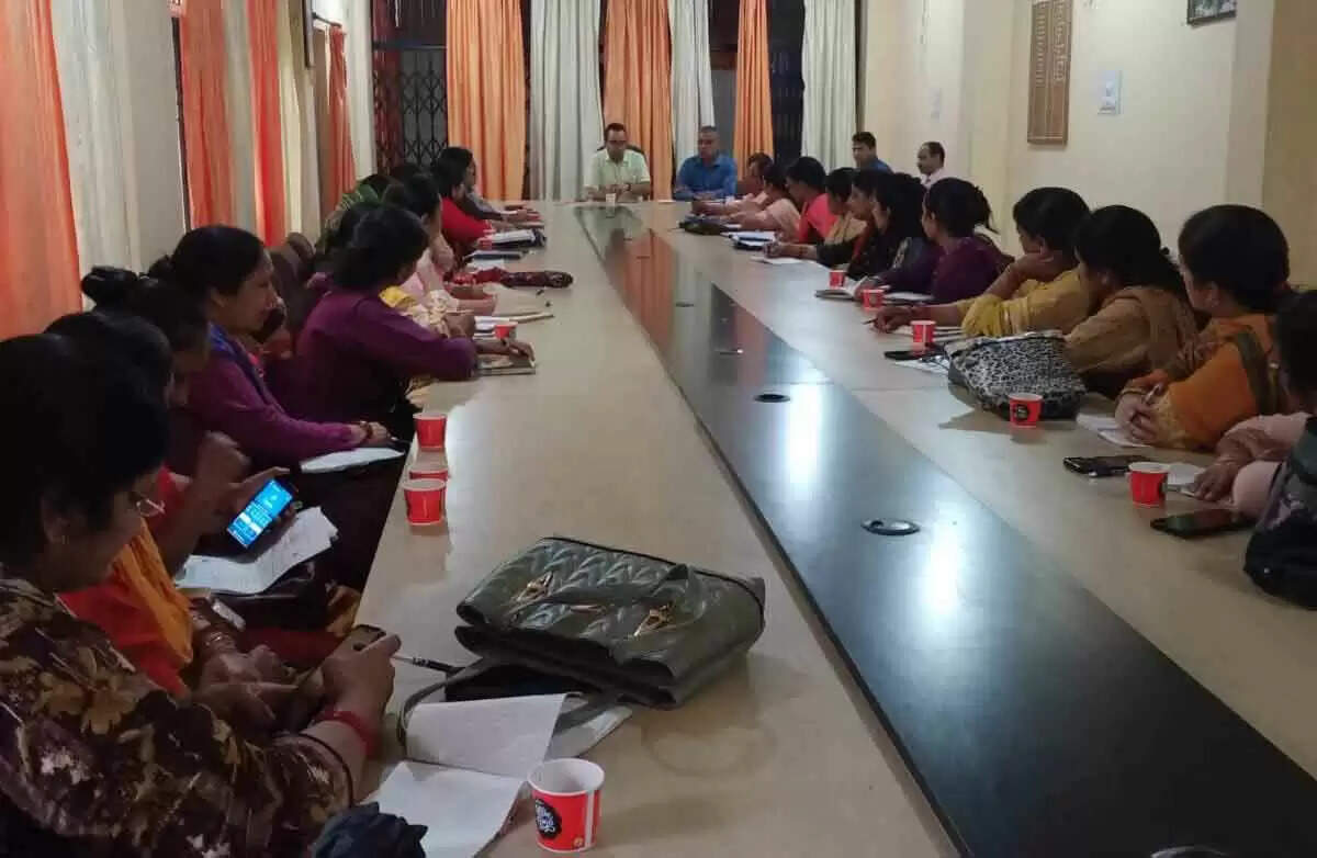 निर्वाचक रजिस्ट्रीकरण अधिकारी हमीरपुर विधान सभा क्षेत्र की अध्यक्षता में बूथ लेवल पर्यवेक्षकों के साथ बैठक आयोजित