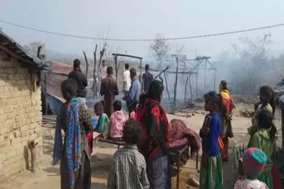 हिमाचल प्रदेश के जिला कांगड़ा में प्रवासी मजदूरों की पांच झुग्गियां जलकर राख हो गई। घटना मंगलवार दोपहर की है। हालांकि राहत की खबर यह है कि इस घटना में किसी तरह का कोई जानी नुकसान नही हुआ है। मामला उपमंडल फतेहपुर के तहत स्थाना पंचायत के अंतर्गत जागीर 52 गेट के पास का है। घटना के समय ज्यादातर प्रवासी मजदूर मजदूरी करने के लिए गए हुए थे। इस आग की घटना में पांच झुग्गियां जलकर राख हो गईं। 