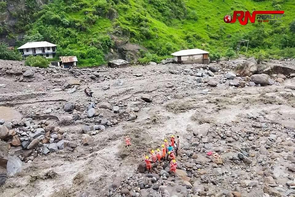   हिमाचल प्रदेश में बुधवार की रात ने भारी तबाही मचाई है। हिमाचल प्रदेश (Himachal Weather News) के अधिकांश भागों में बुधवार रात को तबाही मचाने वाली बारिश हुई। प्रदेश में रेड अलर्ट (Red Alert in Himachal) के बीच 31 जुलाई रात 10:00 बजे से 1 अगस्त सुबह 5:00 बजे तक 37.7 मिलीमीटर बारिश रिकॉर्ड की गई है। मौसम विज्ञान केंद्र (IMD Shimla) शिमला ने मौसम विज्ञान केंद्र शिमला की ओर से कुछ स्थानों पर 1 व 2 अगस्त के लिए रेड अलर्ट जारी किया गया है। कुल्लू, मंडी और कांगड़ा जिला के लिए रेड अलर्ट जारी किया गया है। Himachal Weather, cloudburst Many parts witnessed devastating rains, red alert for many parts