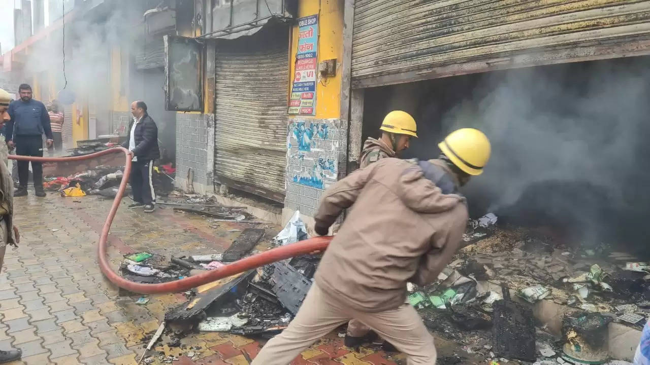 हिमाचल प्रदेश के मंडी जिले (Mandi) के नेरचौक डडोर स्थित मार्केट में आग भड़क गई। चौधरी मार्केट में भड़की इस आग की चपेट में आने से चार दुकानें चल कर राख हो गई हैं। दुकानों में रखा सामान जलकर राख हो गया। घटना मंगलवार सुबह की है। बताया जा रहा है कि सुबह पांच बजे सैर पर निकले लोगों ने दुकानों से धुंआ उठता देखा था, इसके बार घटना की जानकारी अन्य लोगों की दी गई।