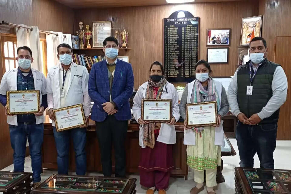 जिला ऊना में 9 एंबुलेंस के साथ यह सेवा संचालित की जा रही है। नेशनल एंबुलेंस सेवा के माध्यम से जिला में अब तक 51,112 आपातकालीन मामलों नागरिकों को सहायता और राहत उपलब्ध करवाई गई।
