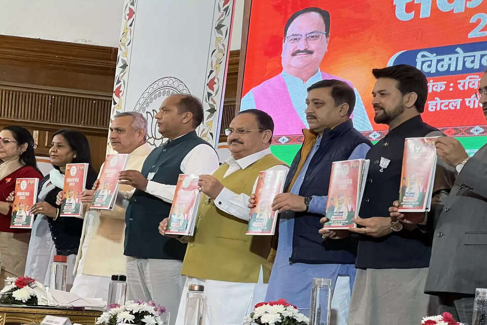 हिमाचल विधानसभा चुनाव (Himachal Assembly Election) के लिए भाजपा ने अपना घोषणा पत्र (Himachal BJP Manifesto) जारी कर दिया है। भाजपा ने घोषणा पत्र को इस बार संकल्‍प पत्र नाम दिया है। शिमला में भाजपा के राष्‍ट्रीय अध्‍यक्ष जेपी नड्डा ने पार्टी का संकल्‍प पत्र सार्वजनिक किया।    भाजपा ने सरकार बनने पर समान नागरिक संहिता लागू लागू होगी। इसके अलावा वक्‍फ बोर्ड से जुड़ी प्रापर्टी का सर्वे के बाद ज्‍यूडिशियल दायरे में लाकर सत्‍यता जांची जाएगी व गैर कानूनी प्रयोग होने पर कार्रवाई की जाएगी। महिलाओं को रोजगार में 33 प्रतिशत आरक्षण और छात्राओं को साइकिल और स्‍कूटी देने का वादा किया है। महिलाओं को तीन मुफ्त गैस सिलेंडर देने की भी हामी भरी है।