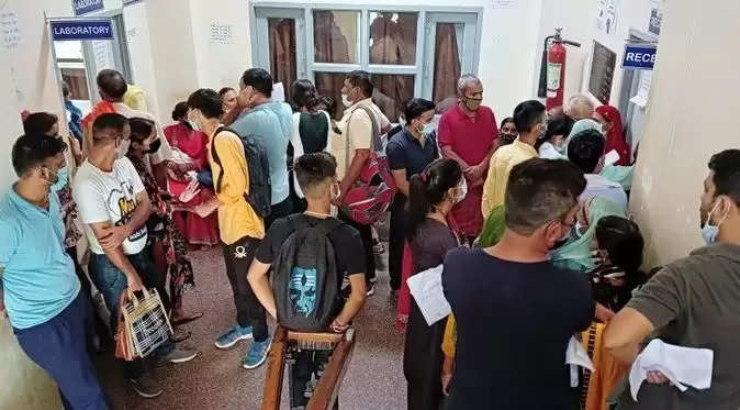 मेडिकल कॉलेज हमीरपुर की सरकारी लैब में जांच करवाने के लिए उमड़ी मरीजों की भीड़।