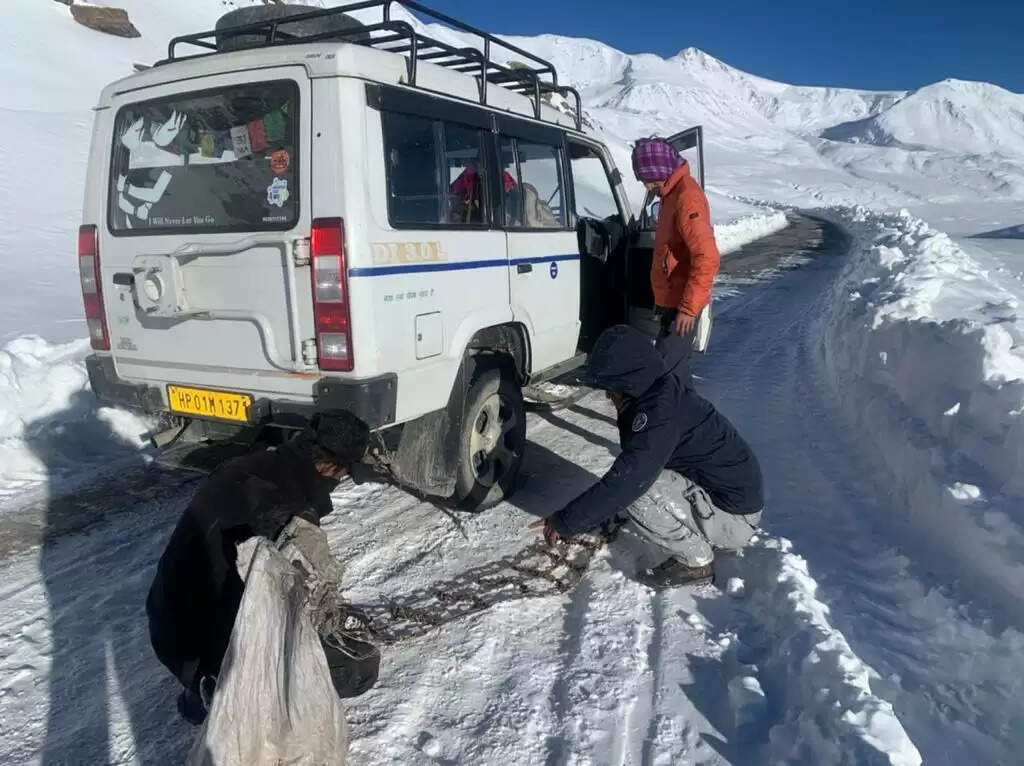 बर्फबारी और सर्दियों के कारण लाहौल-स्पीति प्रशासन ने काजा-लेह मार्ग (Kaza-Leh road) के बंद करने की अधिसूचना जारी कर दी है। आपात स्थिति वाले वाहन चालकों को भी प्रशासन से अनुमति लेनी होगी।