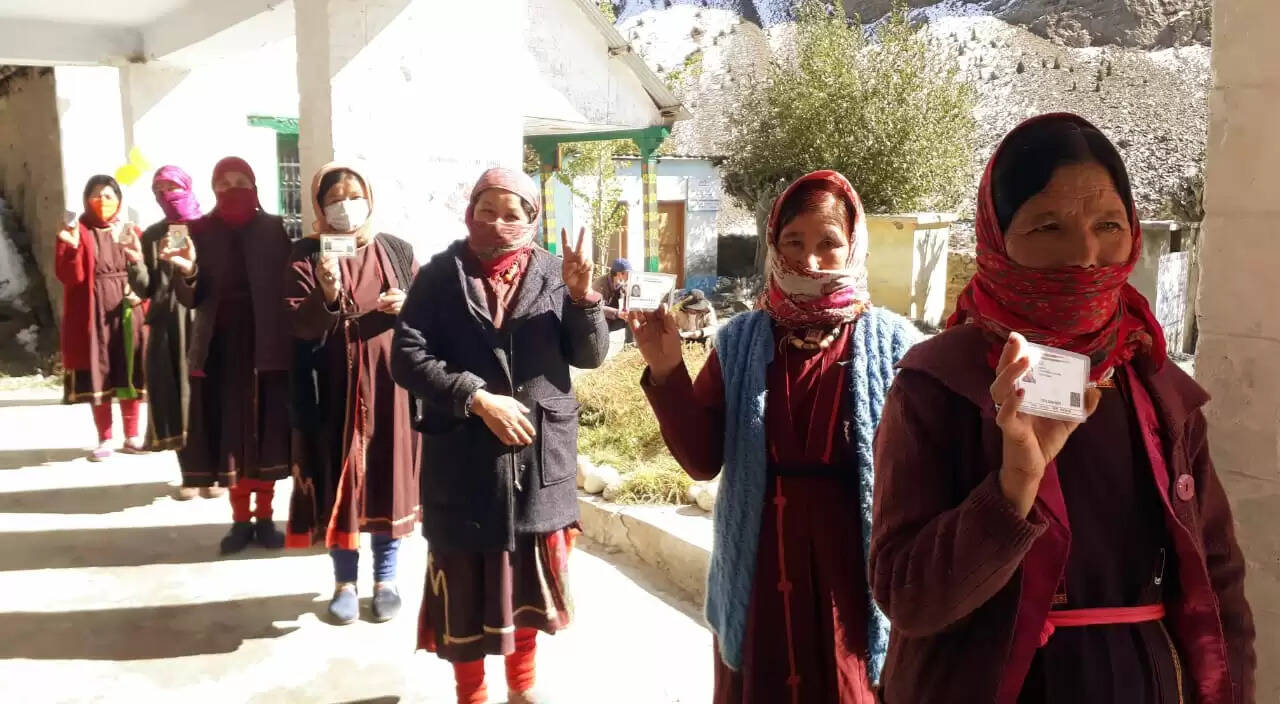 जाहलमा, रंगरीक और टाशीगंग में पारंपरिक परिधानों में पहुंचे मतदाताओं का पोलिंग पार्टियों ने स्वागत किया।