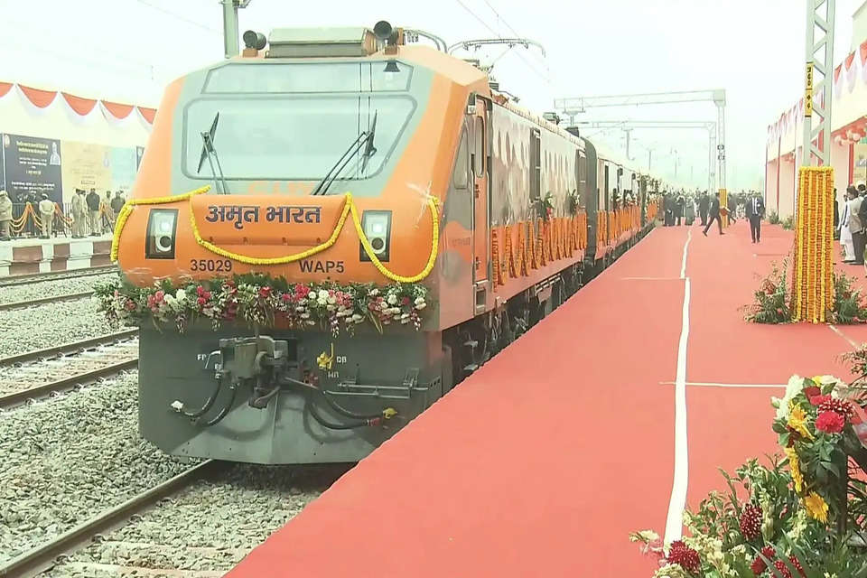 अयोध्‍या में रामलला की प्राण प्रतिष्ठा (Ram Mandir) से पहले प्रधानमंत्री नरेंद्र मोदी (PM Narendra Modi) ने रामनगरी में पुनर्विकसित अयोध्या धाम रेलवे स्टेशन (Ayodhya Dham Railway Station) का उद्घाटन किया। इसके साथ ही छह वंदे भारत (Vande Bharat Train) और दो अमृत भारत ट्रेनों (Amrit Bharat Train) को हरी झंडी दिखाई। 