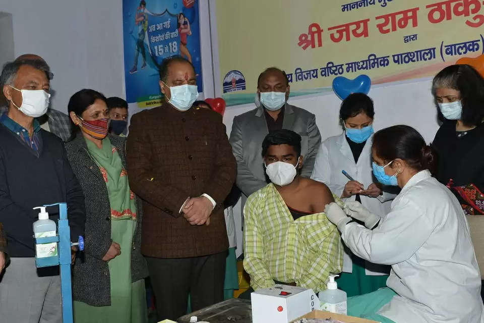 हिमाचल प्रदेश (Himachal Pradesh) में सोमवार 3 जनवरी से 15 से 18 वर्ष आयुवर्ग के बच्चों के कोरोना टीकाकरण (Corona Vaccination) अभियान शुरू हो गया। हिमाचल प्रदेश के मुख्यमंत्री जयराम ठाकुर (Cm Jairam) ने मंडी (Mandi) से राज्य व्यापी टीकाकरण अभियान (Vaccination Campaign) का शुभारंभ किया।