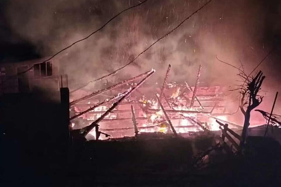 हिमाचल प्रदेश के मंडी जिला के द्रंग इलाके की दुर्गम चौहारघाटी में देर रात भीषण आग लग गई। इस घटना में दो घर जलकर राख होने से दो परिवार बेघर हो गए। दोनों परिवारों के पास तन पर पहने कपड़ों के सिवाय कुछ नहीं बचा है। चौहारघाटी की सुधार पंचायत के घघटयाण गांव में बुधवार रात करीब साढ़े दस बजे यह घटना हुई है। 