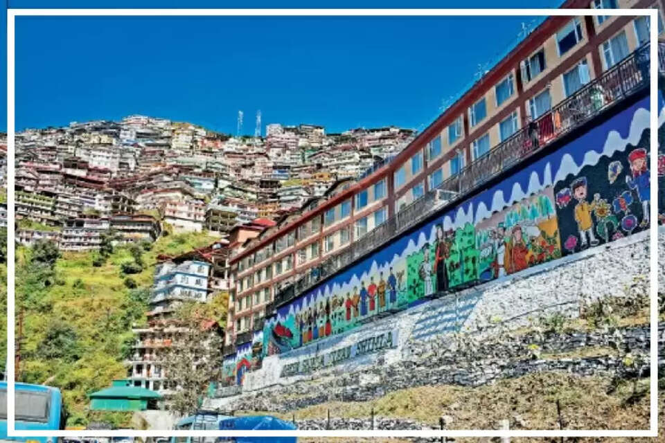लगभग 275 फुट लंबे और 15 फुट ऊंचे भित्ति चित्र (Great Wall of Shimla) को स्कूली बच्चों, वरिष्ठ नागरिकों और शिमलावासियों द्वारा बनाया गया है। 