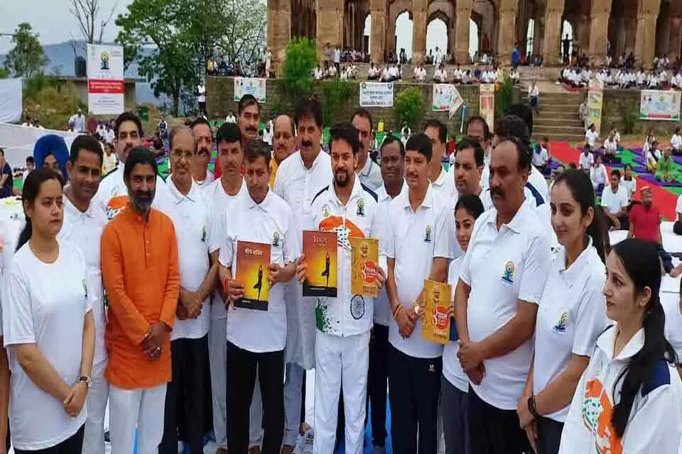योग दिवस पर केंद्रीय मंत्री ने आयोजित योगाभ्यास में लिया भाग