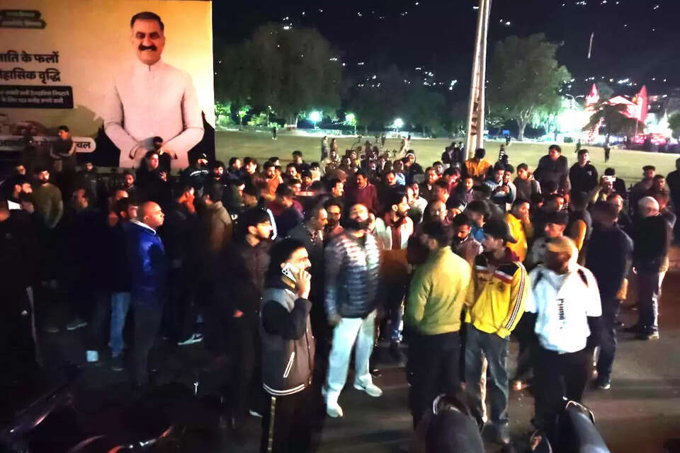 जिला मुख्यालय के सुराड़ा मोहल्ले में बुधवार देर शाम युवकों के दो गुटों में हिंसक मारपीट के बाद माहौल अत्यधिक तनावपूर्ण हो गया। इस घटना से गुस्साए लोगों की भीड़ ने देर रात सिटी पुलिस चौकी पर धावा बोल दिया, जिससे शहर में देर रात तक हंगामा चलता रहा।  क्रोधित भीड़ ने देर रात सिटी पुलिस चौकी चंबा के दरवाजे के शीशे तोड़ दिए और जबरन अंदर घुस गई। वे हिरासत में लिए गए एक आरोपी युवक को खींचकर बाहर ले आए और पुलिस के सामने ही उसकी पिटाई कर दी। भीड़ के आगे पुलिस टीम बेबस नजर आई।  Chamba Violence Surara Locality Violent Clash Police Post Attack Mob Justice Accused Assault High Tension Road Blockade Sharp-edged Weapons Religious Colour SP Chamba ASP Hitesh Lakhanpal Video Footage Unregistered Bikes Custody Break-in Protest Slogans Law and Order 30 Accused Identified Police Helpless Immediate Arrest Demand