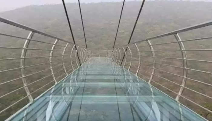 बिलासपुर जिला के श्री नैना देवी जी में हिमाचल प्रदेश (Himachal Pradesh) का पहला 'स्काई ग्लास वॉक ब्रिज' (Sky Glass Walk Bridge) बनाने की योजना है। टेंडर होने के बाद इस ब्रिज को बनाने में करीब नौ महीने का समय लगेगा। इसके बाद ब्रिज श्री नैना देवी जी मंदिर आने वाले श्रद्धालुओं को ही नहीं, बल्कि प्रदेश में आने वाले पर्यटकों (Tourists) को भी आकर्षित करेगा। और आम लोग भी इसपर चलने का आनंद ले सकेंगे।