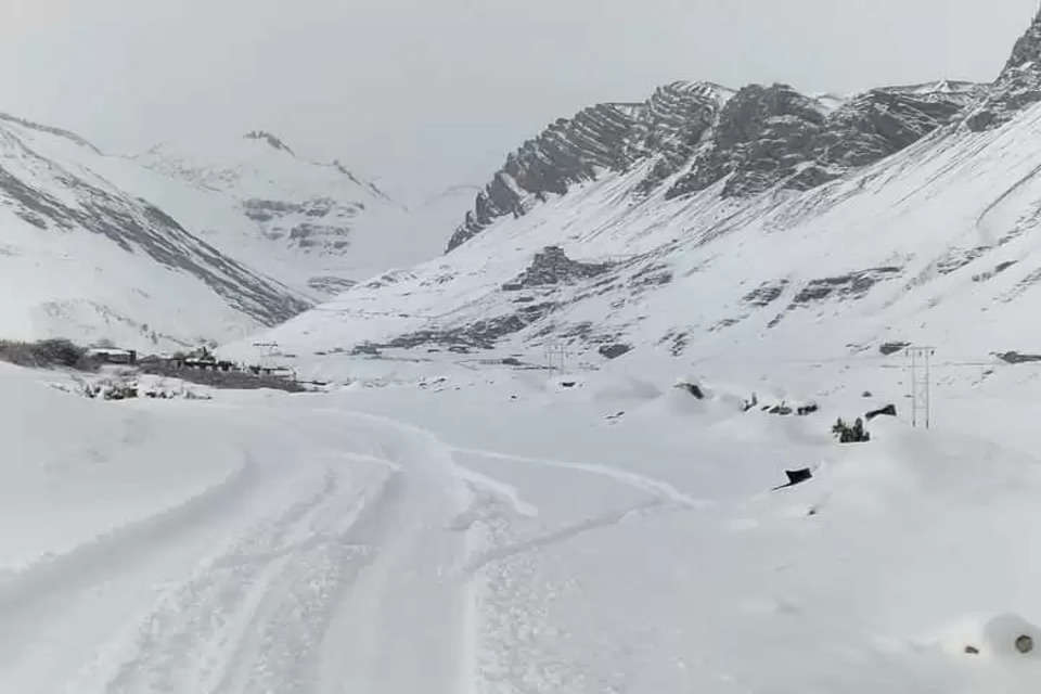 हिमाचल प्रदेश के पहाड़ों पर शनिवार सुबह से ही बर्फबारी का दौर जारी है। कांगड़ा जिला के बड़ा भंगाल में सबसे ज्यादा 2 फीट ताजा हिमपात हो चुका है। भरमौर में करीब 8 इंच ताजा बर्फबारी हुई है। शिमला, चम्बा, मंडी, कुल्लू और लाहौल-स्पीति के ऊंचे क्षेत्रों में भी बर्फबारी जारी है। प्रदेश में इससे 250 से अधिक सड़कें और 150 विद्युत ट्रांसफार्मर ठप्प हो गए हैं।