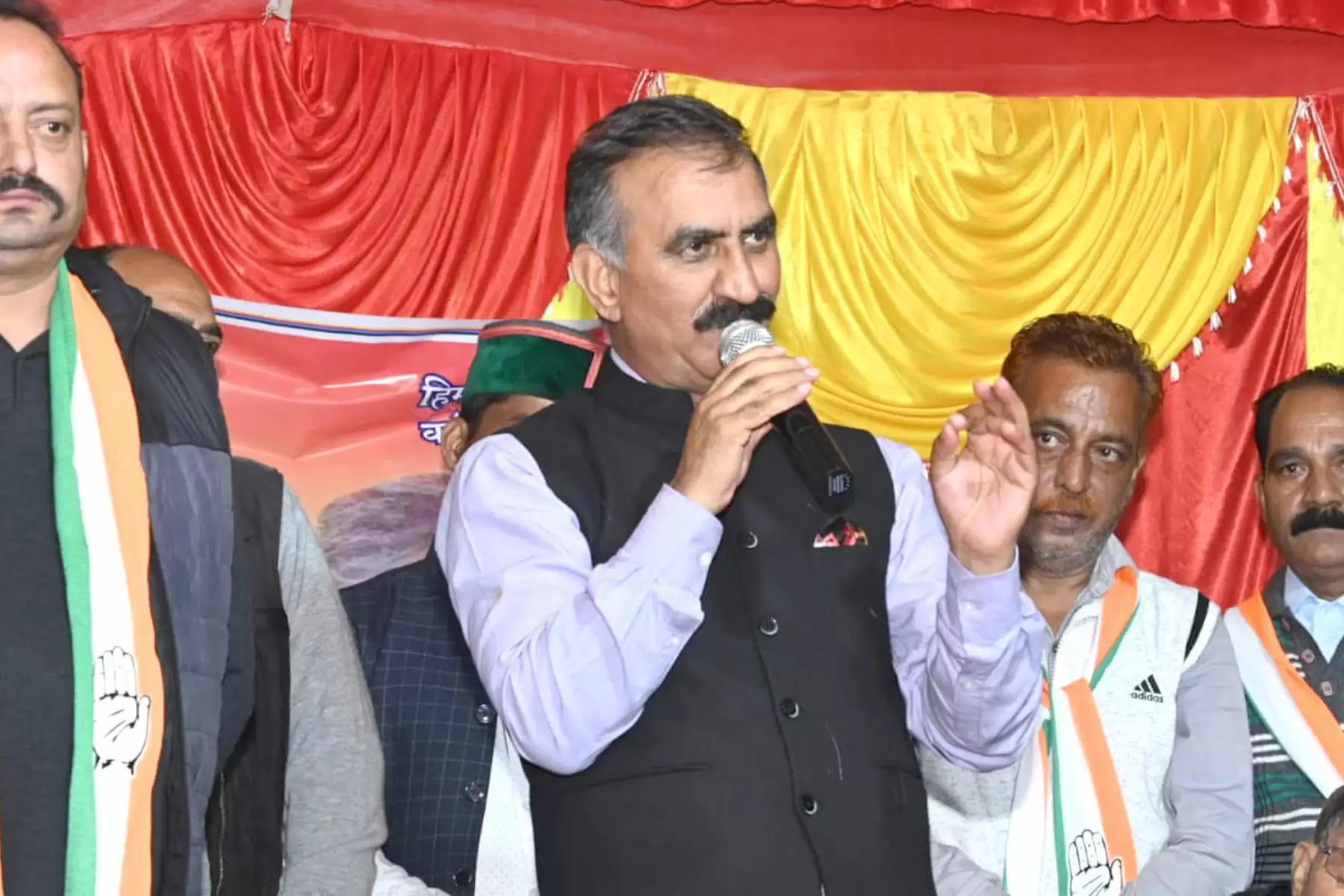 हिमाचल प्रदेश कांग्रेस के वरिष्ठ नेता सुखविंद्र सिंह सुक्खू (Sukhvinder Singh Sukhu) ने कहा कि प्रदेश विधानसभा चुनाव (Himachal Election 2022) में कांग्रेस को पूर्ण बहुमत मिलेगा। 8 दिसंबर को नतीजे आने के बाद मुख्यमंत्री का चयन करने में कोई दिक्कत नहीं होगी। कांग्रेस की जीत की स्थिति में मुख्यमंत्री पद के प्रबल दावेदारों में शुमार किए जा रहे सुक्खू ने कहा कि विधायकों की राय के आधार पर आलाकमान जिसे अपना आशीर्वाद देगा, वह हिमाचल का मुख्यमंत्री होगा। 