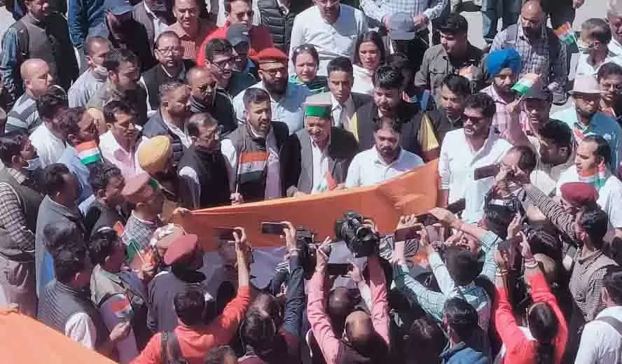 खालिस्तानी झंडा फहराने की धमकी दी है। धमकी का जवाब देते हुए कांग्रेस विधायक विक्रमादित्य सिंह ने मंगलवार को विधानसभा से लेकर रिज मैदान तक तिरंगा यात्रा निकाली। 