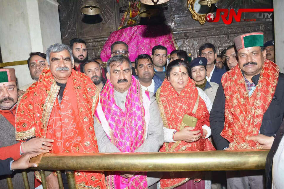 CM Sukhvinder Singh Sukhu Pays Obsience at Jawalaji Temple हिमाचल प्रदेश के मुख्यमंत्री सुखविंद्र सिंह सुक्खू ने सोमवार को जिला कांगड़ा में मां ज्वालाजी के मंदिर में पूजा-अर्चना की। इस अवसर पर उनकी धर्मपत्नी कमलेश ठाकुर भी उपस्थित थीं। इससे पूर्व, नादौन से ज्वालाजी तक विभिन्न स्थानों में लोगों ने मुख्यमंत्री का गर्मजोशी से स्वागत किया। मुख्यमंत्री ने ज्वालामुखी में जन-समस्याएं सुनीं तथा मीडिया के साथ संवाद भी किया। 