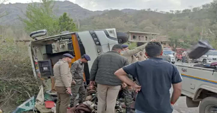 हिमाचल प्रदेश के बिलासपुर जिला (Tourist Bus Accident Bilaspur) में शुक्रवार सुबह एक टूरिस्ट बस हादसे का शिकार हो गई। हादसे में बस में सवार एक युवती की मौके पर मौत हो गई, जबकि 41 यात्री घायल हो गए। हादसा चंडीगढ़-मनाली राष्ट्रीय राजमार्ग (Chandigarh Manali NH) पर जबली के समीप कुनाला में हुआ है। बताया जा रहा है कि यह बस पर्यटकों को लेकर मनाली जा रही थी, इसी दौरान हादसे का शिकार हो गई। 