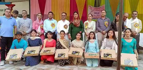 कमलेश कुमारी  ने मेधावी छात्र छात्राओं को लैपटॉप वितरित किए
