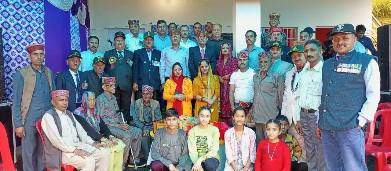उपमंडल पालमपुर की राख पंचायत में आजादी का अमृत महोत्सव के रूप में सोमवार को 75वां स्वतंत्रता दिवस मनाया गया है। इस दौरान राख पंचायत के लोगों के साथ ही पूर्व सैनिकों और पंचायत के लोगों ने बढ़चढ़ भाग लिया। कार्यक्रम में क्षेत्र के प्रसिद्ध समाज सेवी विनोद कपूर मुख्यअतिथि के रूप में मौजूद रहे। मणिमहेश एक्स सर्विस मैन ग्रुप राख की ओर से आयोजित कार्यक्रम के दौरान मुख्यअतिथि विनोद कपूर ने देश की आजादी की लड़ाई पर प्रकाश डाला। इसके साथ ही उन्होंने राख पंचायत के लोगों को भी एक जुटता के साथ कार्य करने का संदेश दिया। इस दौरान उन्होंने कहा कि किसी भी बुराई से लड़ने के लिए समाज में एकजुटता जरूरी है।
